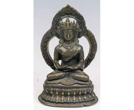 Sitzender Buddha  Tibet Bronze, patiniert. Im Gestus der Meditation auf doppeltem Lotosthron. Aureole. H. 17 cm. (53766)