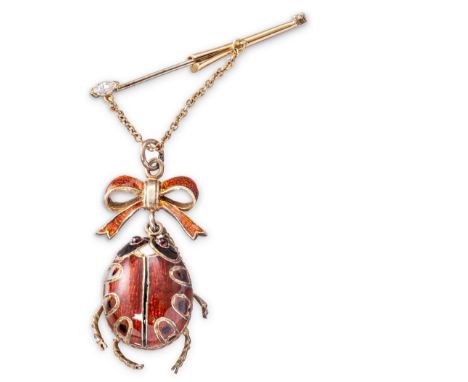 Miniatur-Osterei als Marienkäfer  In Art von Fabergé. An Schleifenaufhängung und Stabbrosche. Silber, vergoldet. Rotes guillo