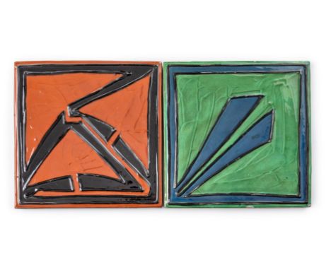 Laeuger, Max (1864-1952, Tonwerke Kandern 1895-1913) Bandelwerk  Zwei Fliesen: a) Blau auf Grün b) Schwarz auf Rostrot. D. 20