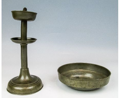 Kl. Steilrandschüssel  Zinn. Eingraviert J. Go. R. 1803. D. 15 cm. Marke des Johann Gottfried Geelhaar aus Meißen.  Dazu: Kl.