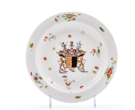 Tiefer Wappenteller "von Seydewitz"  Meissen, um 1745 Glatt. Im Spiegel das farbig und goldgemalte Wappen. Gestreute indianis