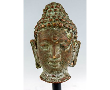 Kleiner Kopf eines Buddha  China Bronze. Löckchenfrisur. H. 8 cm. Mont. (59411)