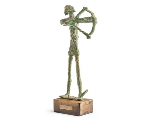 D'Aspro, Franco (Mondovì, Cagliari 1911-1995) Bogenschütze  Bronze, grün patiniert, teilweise beschliffen. H. 30 cm. Auf Holz