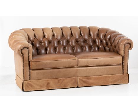 Chesterfield-Sofa   Brauner Lederbezug mit gesteppter, nach vorne gerundeter Rückenlehne. Zweisitzig. Mit Rollen. Br. 164 cm.