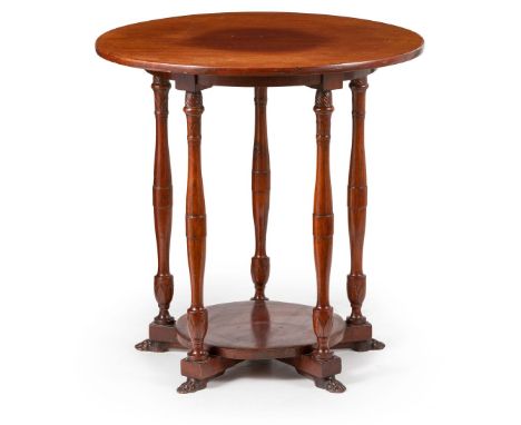 Kleiner runder Tisch  St. Petersburg, um 1800  Mahagoni. Vorkragende Platte auf vier Balusterbeinen mit flach reliefierten Bl