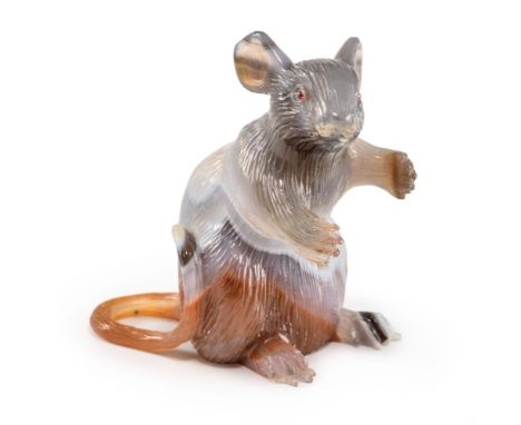 Aufgerichtete Maus  Streifenachat. In der Art von Fabergé. H. 5 cm.  Beigegeben:  Nicht passender Kasten. (59365)