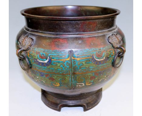 Bauchiger Cachepot auf schabrackenförmigem Stand  China, 19. Jh. Bronze. Zwei breite Bänder mit taotie in farbigem Grubenschm