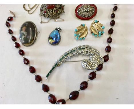 Collection of vintage jewellery to include earings, broaches and necklaces 