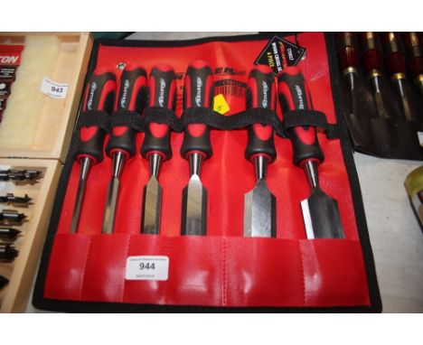 A Nielson chisel set (4)