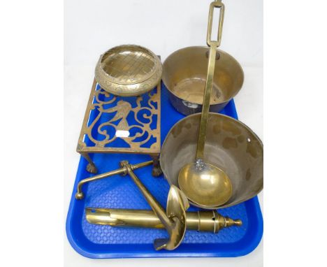 A tray containing antique and later brass ware including a trivet, anchor, ladle, two copper pans.
