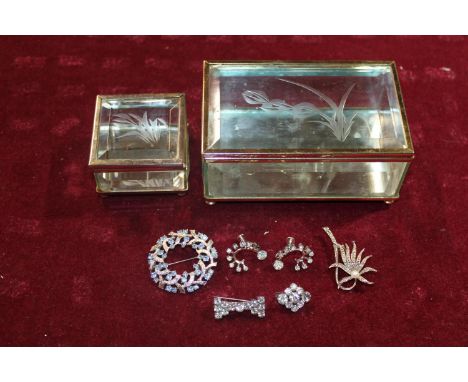 Two vintage glass trinket boxes and a selection of vintage brooches 