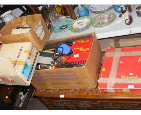 Selection of boxed and loose Tri-ang railway, including a turntable, Ticket Office 
