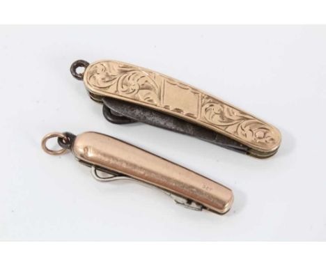 Late Victorian 9ct gold miniature penknife with engraved scroll decoration, 43mm, Birmingham 1901 and one other 9ct gold mini