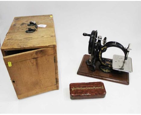 Vintage Wilcox &amp; Gibbs sewing machine in pine caseCondition report: A553289, the machine seems to be in good overall cond