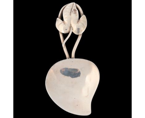 An Arts and Craft George V silver floral tea caddy spoon, Albert Edward Bonner, London 1915, with shaped bowl and leaf handle