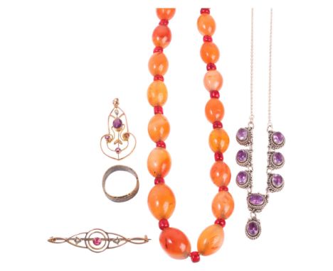 Various jewellery, including Edwardian 9ct gold pendant and brooch, 4g gross, carnelian bead necklace, etc . Condition Report