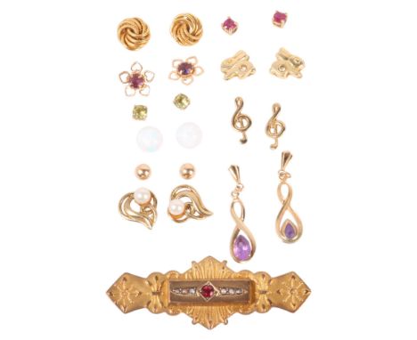 Various 9ct gold jewellery, including garnet and pearl Etruscan Revival mourning brooch, pair of opal earrings, etc, 9g gross