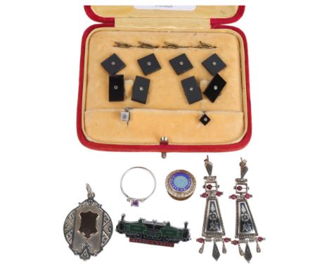 Various jewellery, including pair of silver stud earrings, cased onyx dress set, etc . Condition Report:Lot sold as seen unle