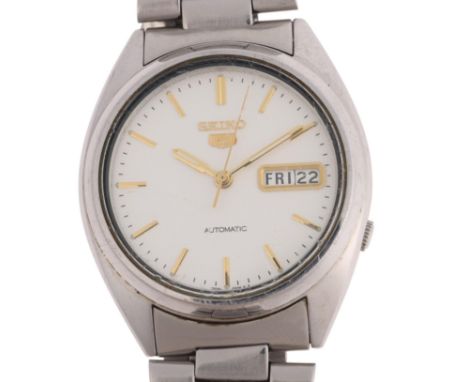 SEIKO 5 - a stainless steel automatic calendar bracelet watch, ref. 7S26-0480, silvered textured dial with gilt baton hour ma
