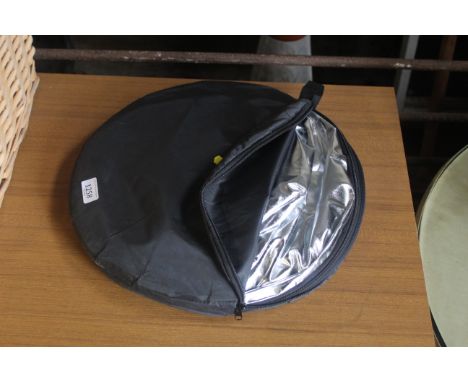 A pop-up reflective car windscreen visor 