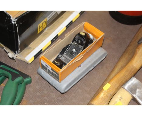 A Stanley 220 smoothing plane together with a screwdriver set in fitted plastic case