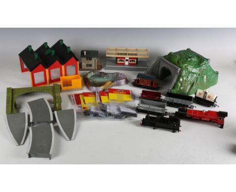 A collection of gauge OO railway items, including Hornby R.2827 Schools Class locomotive 'Cheltenham' and tender 925, boxed w