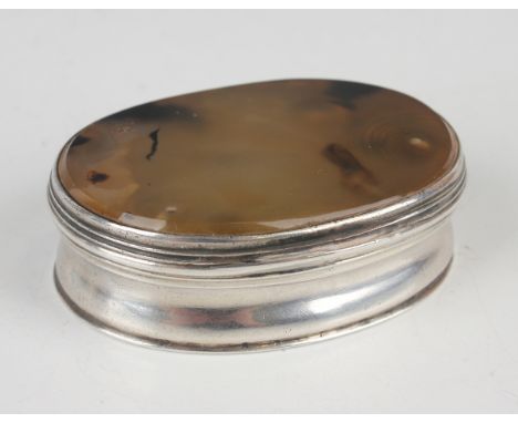 An 18th century silver oval snuff box, the hinged lid inset with an agate panel, unmarked, length 6.1cm.Buyer’s Premium 29.4%
