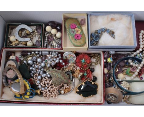 Group vintage costume jewellery and bijouterie including paste set brooches, beads, two boxed pens and a lacquered box with a