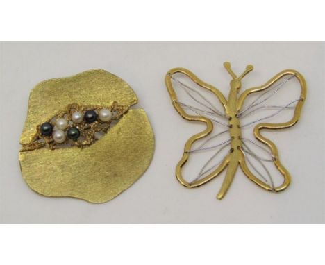 Abstract 9ct brooch set with cultured white and black pearls and a 9ct butterfly pendant with wirework detail, 9.8g total (2)