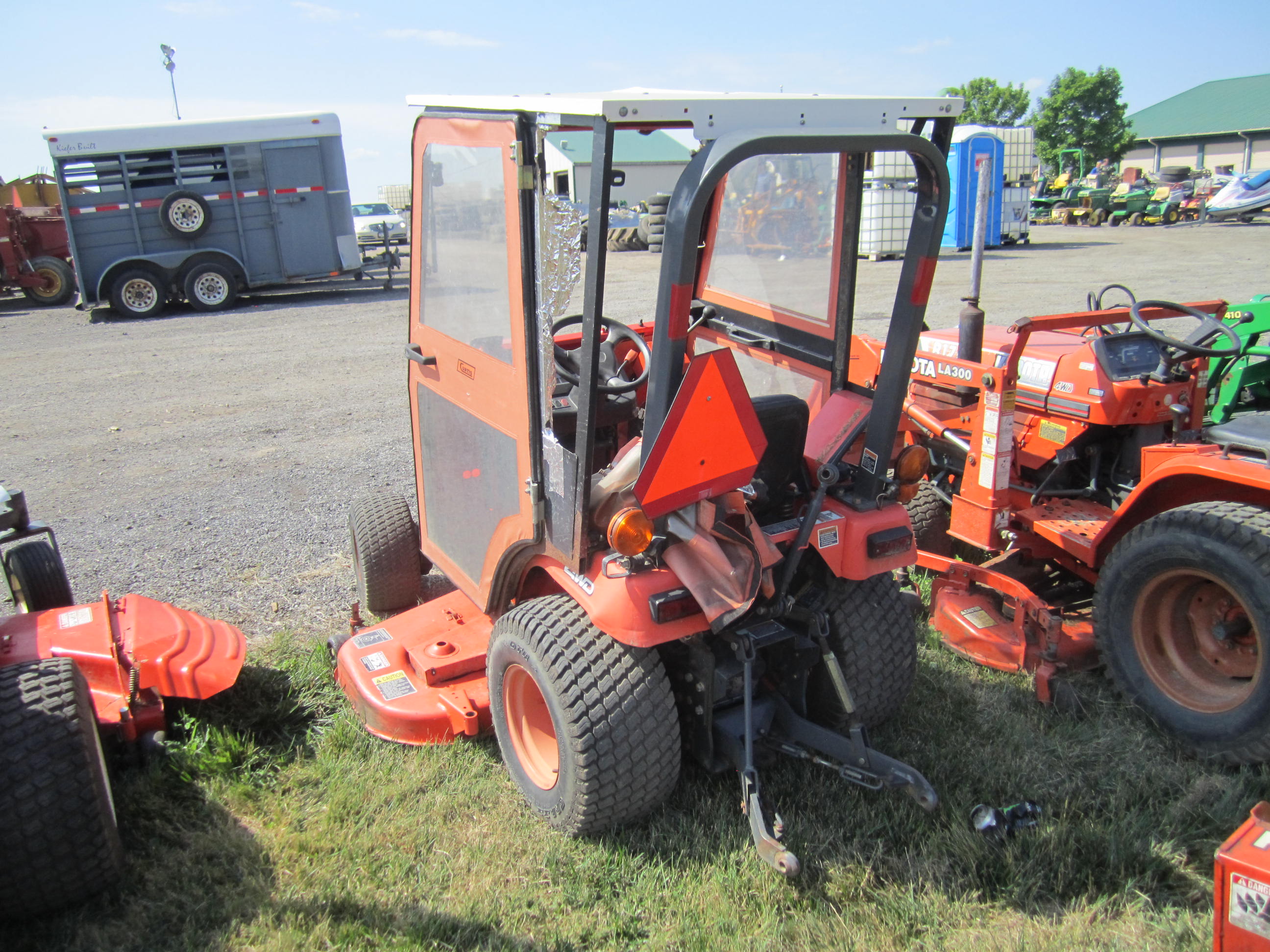 KUBOTA BX2200 W/62"DECK, 4WD, 1180 HRS, SELLING W/ KUBOTA BX2750A SNOW