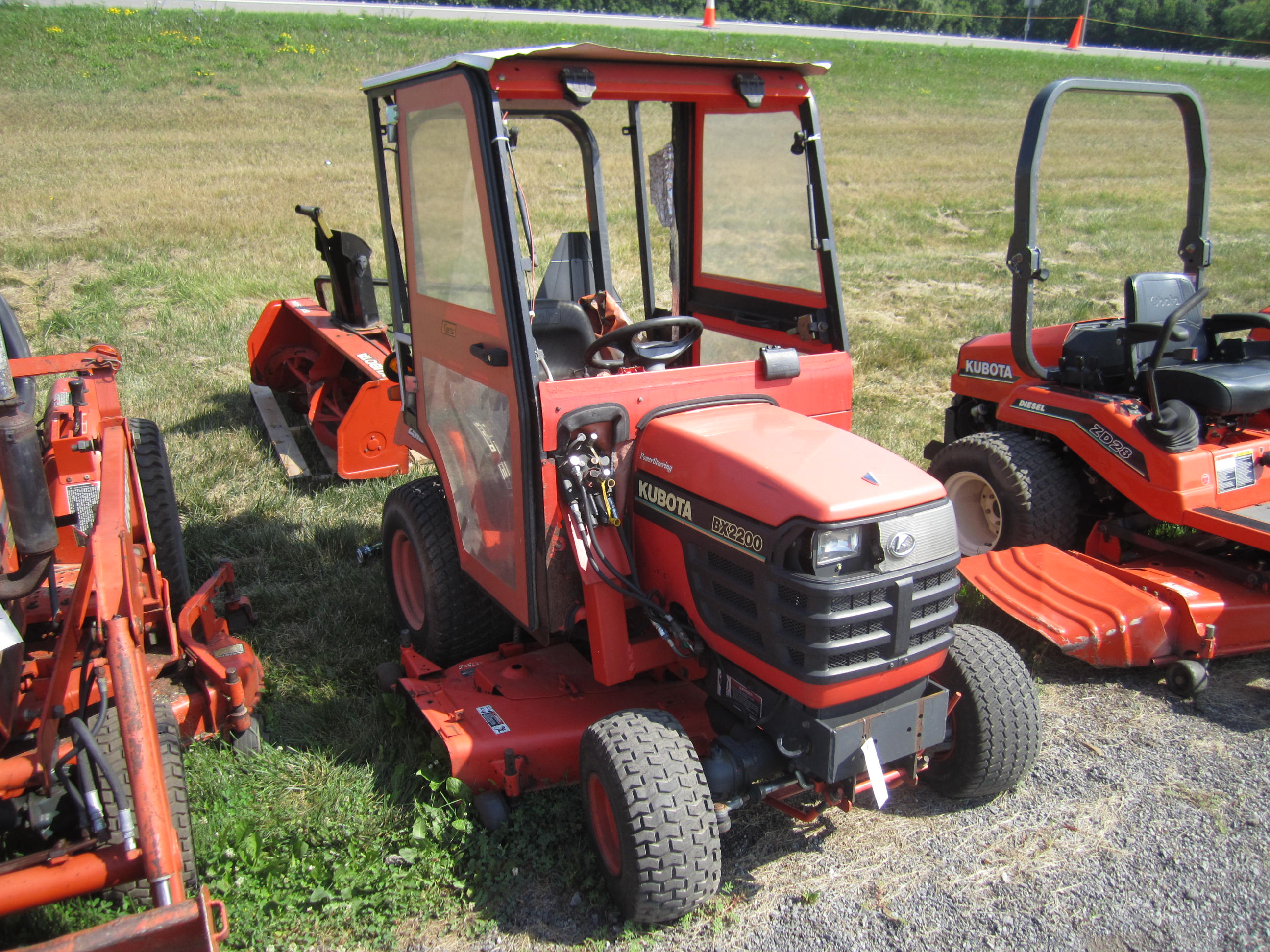 KUBOTA BX2200 W/62"DECK, 4WD, 1180 HRS, SELLING W/ KUBOTA BX2750A SNOW