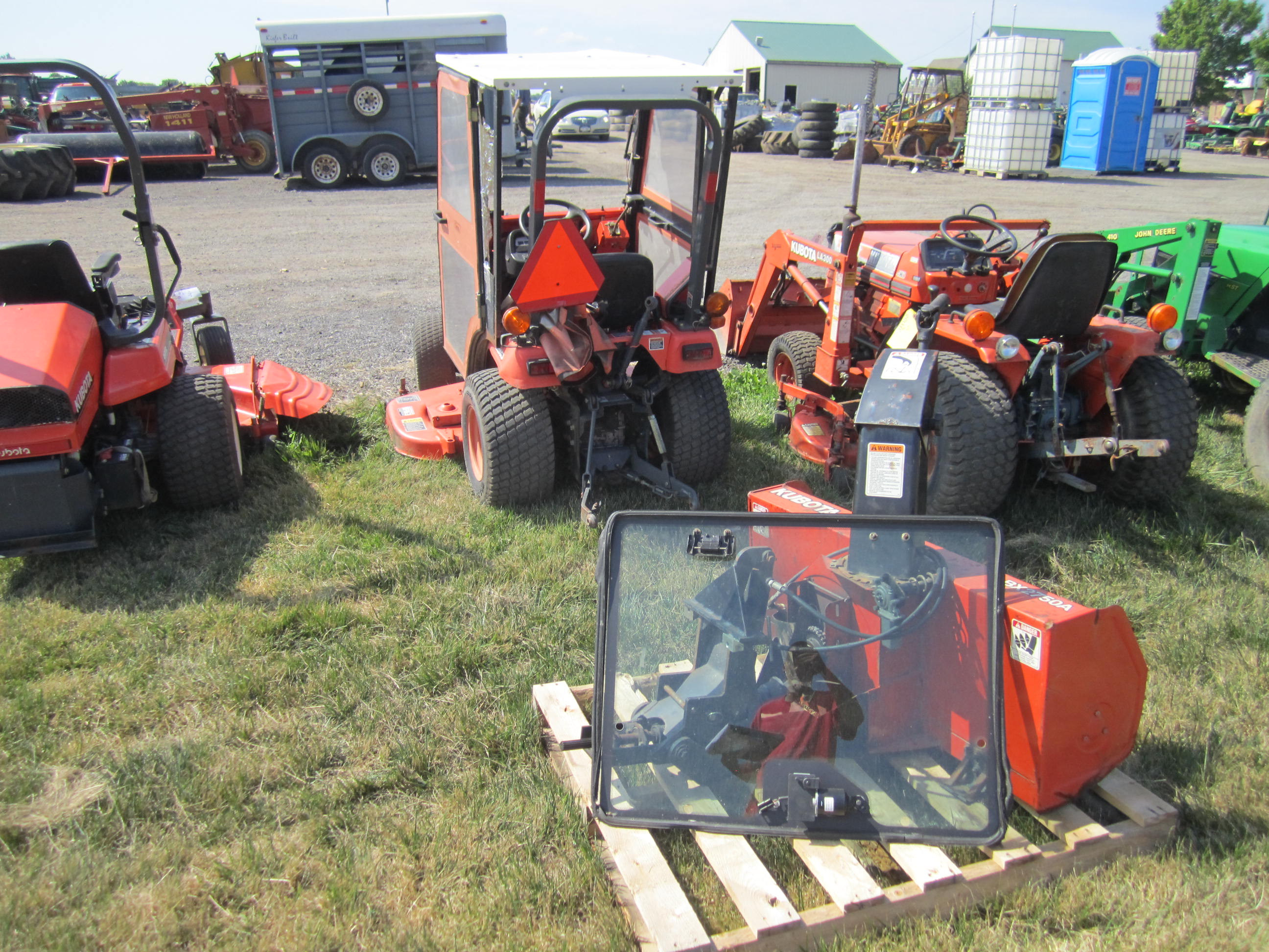 KUBOTA BX2200 W/62"DECK, 4WD, 1180 HRS, SELLING W/ KUBOTA BX2750A SNOW