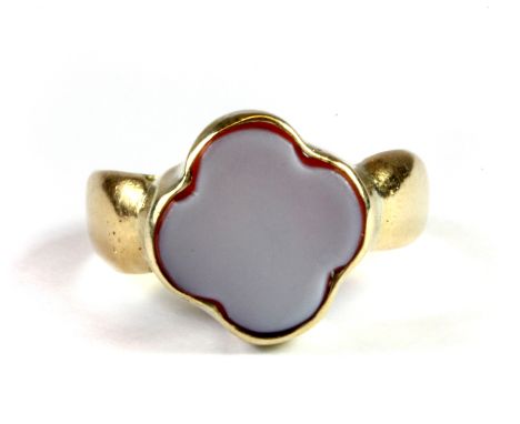 An 18ct yellow gold signet ring set with hardstone, (Q.5).