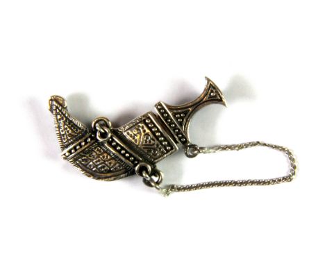 A 925 silver dagger shaped pendant, L. 3cm.