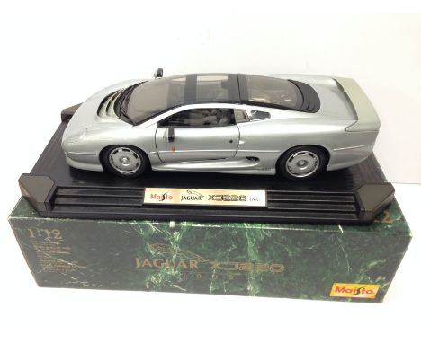 Maisto 1/12 scale Jaguar XJ220 (1992) diecast model. Overall VG (black mark to left side) with stand, boxed. 