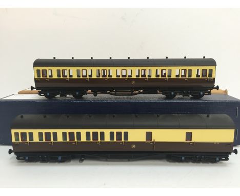 LAWRENCE Scale Models 2 x Brass Kit built  GWR Brown/Cream non Corridor Coaches with Passengers - all 3rd no 4255 and Luggage