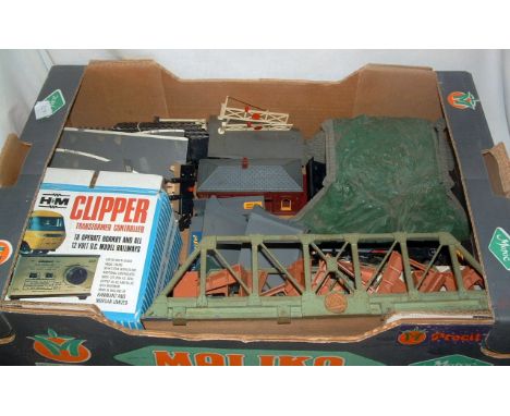 A tray containing a TRIANG Girder Bridge, Supports and Piers, Footbridge, Station Building and Platforms, Tunnel and other Sc