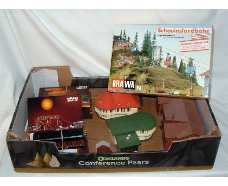 MARKLIN and BRAWA - a  tray containing MARKLIN Mini Club built, part built and unbuilt Kits including an 8981 Engine Shed wit
