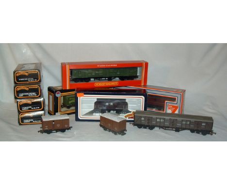 A tray containing 11 x Goods Wagons and Parcel Vans -BACHMANN 33-827SR Queen Mary Brake, HORNBY R174 SR Bogie Luggage Van, LI