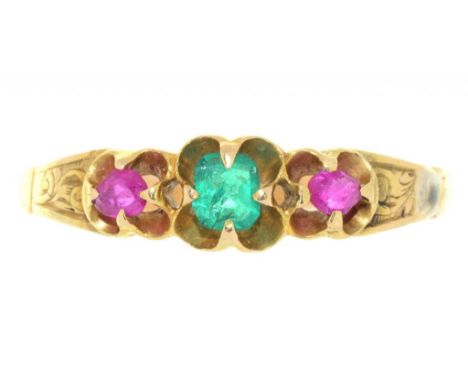 AN EMERALD AND RUBY RING IN GOLD, UNMARKED, 1.5G, SIZE Q++EMERALD CHIPPED