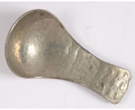 AN ARTS AND CRAFTS HAMMER TEXTURED PEWTER CADDY SPOON, 7CM L, MAKER GWG, EARLY 20TH C