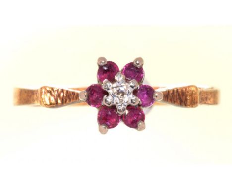 A DIAMOND AND RUBY CLUSTER RING IN 18CT GOLD, LONDON 1972, 2.85G, SIZE L++GOOD CONDITION