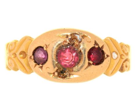 A GYPSY SET RUBY RING IN 18CT GOLD, CHESTER 1904, 2.2G, SIZE N++MISSING TWO STONES