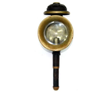 A 19TH C BLACK PAINTED IRON AND BRASS R.H. CARRIAGE LAMP, 45CM H