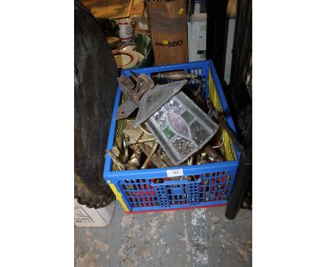 A BOX OF METALWARE TO INCLUDE COPPER KETTLE, OUTDOOR LIGHT FITTING ETC
