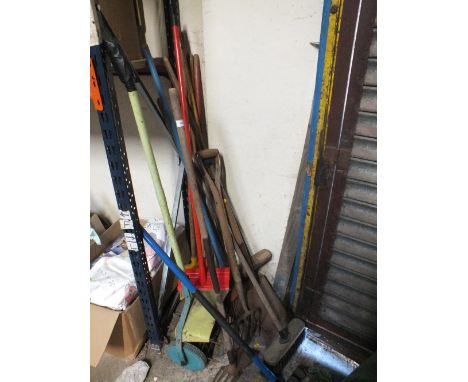 A QUANTITY OF GARDENING TOOLS