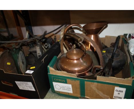 A QUANTITY OF METALWARE TO INCLUDE A VINTAGE CAST KETTLE, VINTAGE SCALES & WEIGHTS ETC