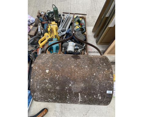 A VINTAGE HEAVY CAST IRON GARDEN ROLLER 