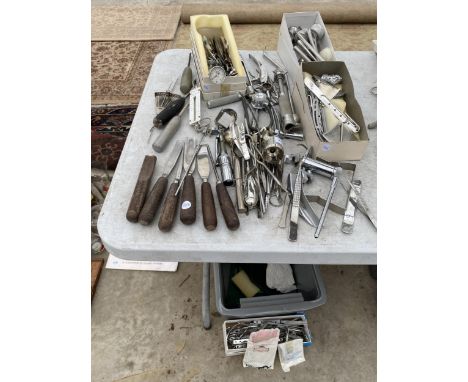 AN ASSORTMENT OF VARIOUS STAINLESS STEEL MEDICIAL EQUIPMENT AND TOOLS ETC 