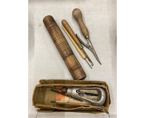 A QUANTITY OF VINTAGE RUG MAKING/CROCHETING TOOLS 